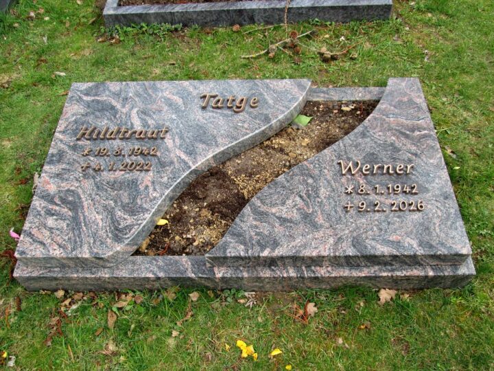 Grabmal Nr. 46: Zweigeteilte Grababdeckplatte aus Granit mit geschwungenem Pflanzstreifen und Bronzeschrift