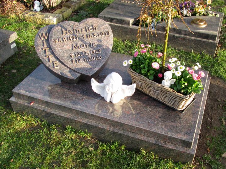 Grabmal Nr. 44: Doppelherz-Grabstein aus Granit mit eingearbeiteter Schrift auf einer Liegeplatte mit Pflanzkorb