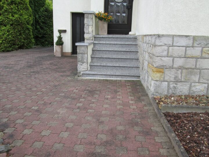 Eingangstreppe aus grauem Granit mit Podest am Wohnhaus
