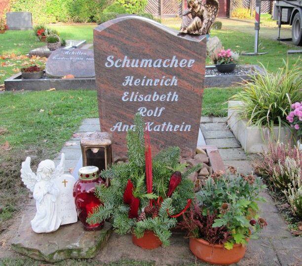 Grabmal Nr. 4: Grabstein mit vertiefter Inschrift auf gepflegter Grabstätte