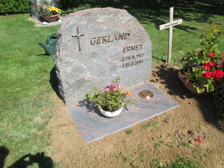 Grabmal Nr. 2: Grabstein in Felsenform mit Bronzeinschrift und Liegeplatte