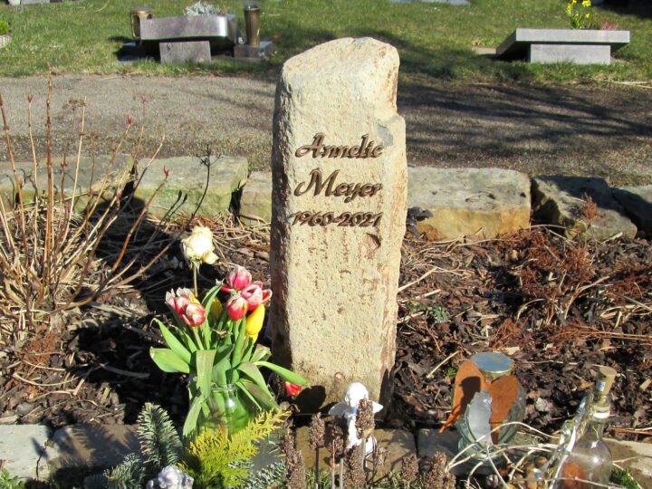 Grabmal Nr. 29: Schmale Stele aus Säulenbasalt mit eingearbeiteter Schrift auf einem Urnengrab