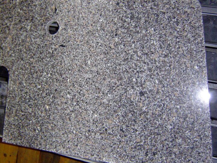 Zugeschnittene Waschtischplatte aus Granit mit Bohrung in der Werkstatt
