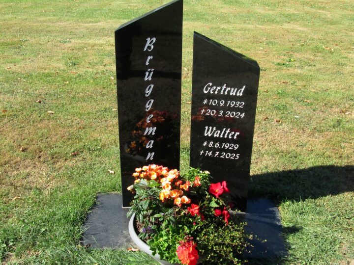 Grabmal Nr. 37: Zwei schräg abgeschnittene Stelen aus schwarzem Granit mit Pflanzschale