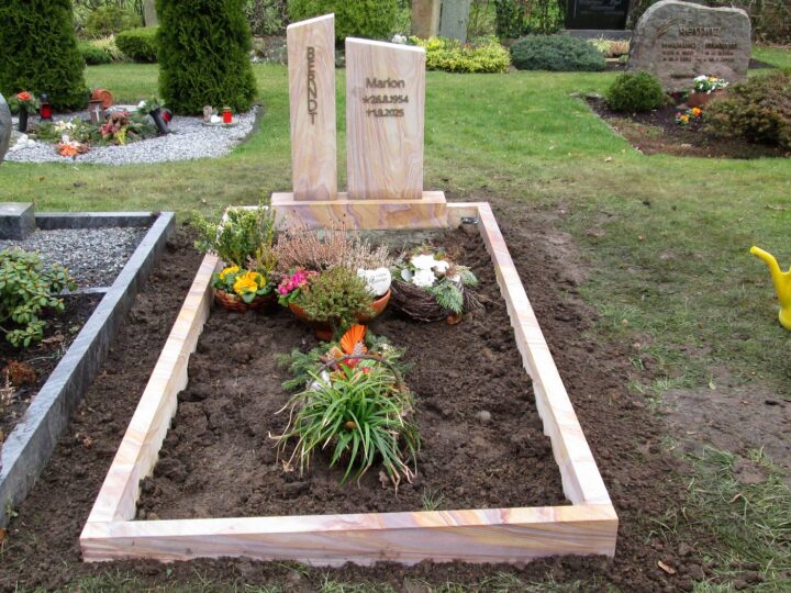 Grabmal Nr. 47: Zweiteilige Stele aus geflammtem Sandstein mit passender Grabeinfassung